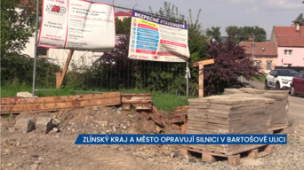 Zlínský kraj a město opravují silnici v Bartošově ulici v Napajedlích, řidiči musí po objížďce