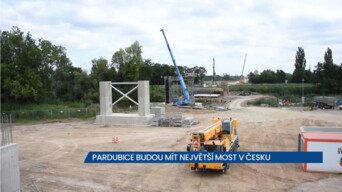 Pardubice budou mít největší most v Česku, dopravní omezení na Poděbradské ulici skončila