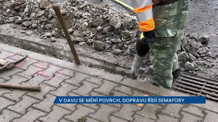 V Davli se mění povrch vozovky, dopravu řídí semafory