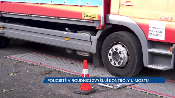 Policie v Roudnici n/L kontroluje u mostu, vozidla těžší než 10 tun na něj nesmí, je ve špatném stavu