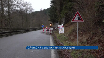Dělníci asanují skály na II/160 mezi Větřním a Rožmberkem nad Vltavou, řidiči musí čekat na semaforech