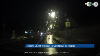 Noční můra řidičů: tmavě oblečený chodec ve tmě a dešti