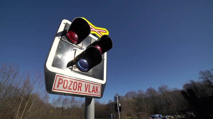Železniční přejezd se může snadno stát smrtící pastí, vlak má vždy přednost!