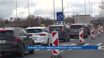 Stavba lávky omezila provoz na Pražské ulici v Olomouci, na místě je zúžení
