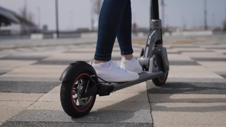 Rozmach elektrokoloběžek s sebou přináší i rizika, jezděte opatrně