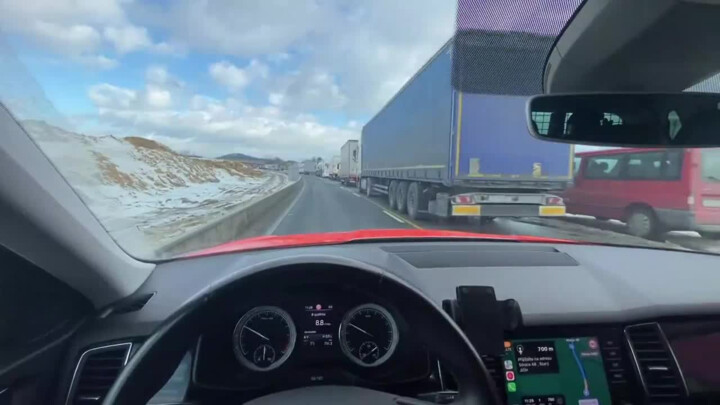 Průjezd vozidel s právem přednosti v jízdě dělá řidičům často problémy. A co záchranářská ulička?