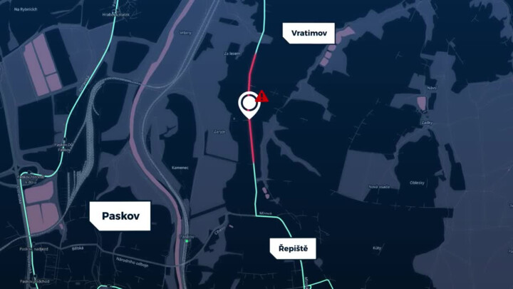 Rovný úsek silnice II/477 u obce Řepiště svádí k rychlé jízdě a předjíždění