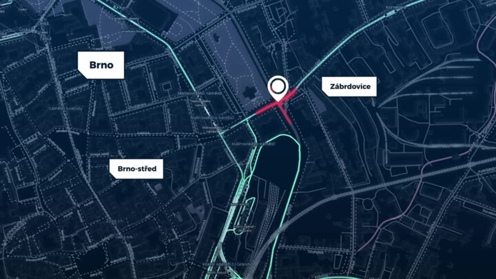 Vytížená křižovatka v centru Brna je místem častých dopravních nehod