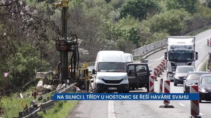 Na silnici I. třídy u Hostomic se řeší havárie svahu, na místě je omezení