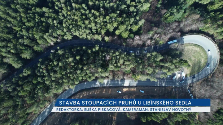 Mezi Prachaticemi a Libínským sedlem se staví stoupací pruhy, řidiče čekají semafory