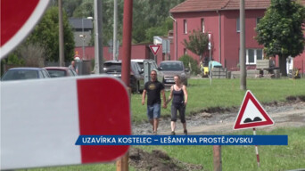 Rozbitá silnice mezi Kostelcem a obcí Lešany je uzavřená a opravuje se, na místě uzavírka
