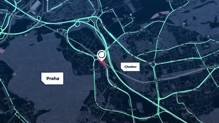 Vedle obchodního centra na Chodově řidiči často bourají, proč?