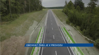 Řidiči jezdí po nově otevřeném obchvatu Žáru, nová a bezpečná silnice zkrátí cestu