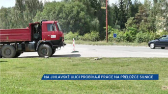 Na ulici Jihlavská řidiči projíždějí stavbou, buduje se nová silnice