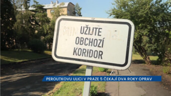 Peroutkovu ulici v Praze 5 čekají dva roky oprav, komunikace je z velké části neprůjezdná