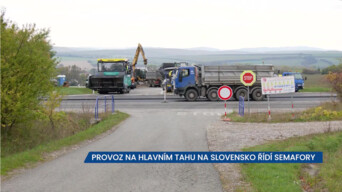 Provoz na hlavním tahu na Slovensko u Bánova řídí semafory