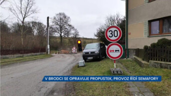 V Brodci se rekonstruuje propustek, provoz řídí semafory