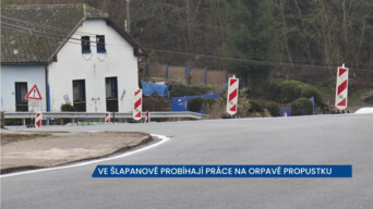 Ve Šlapanově je se rekonstruuje propustek, řidiči projíždí stavbou