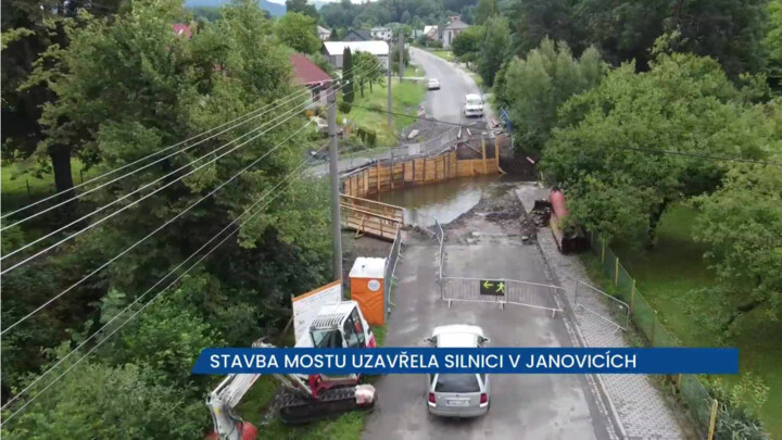 Stavba nového mostu zcela uzavřela silnici v Janovicích