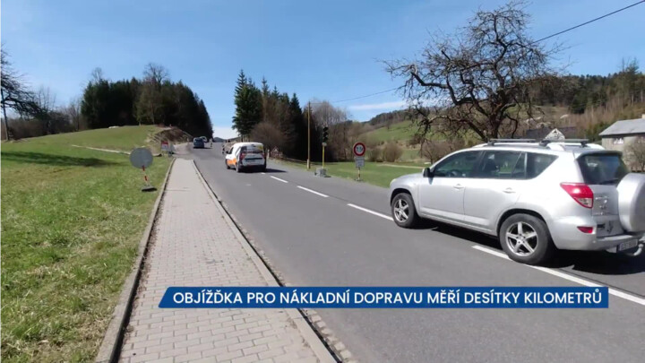 V obci Hošťálková se opravuje dvoukilometrový úsek vozovky