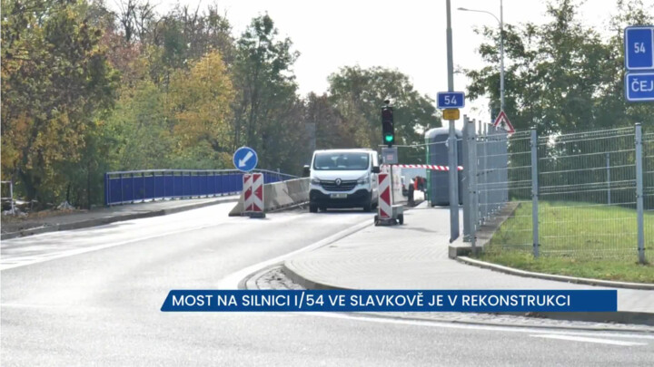 Most na silnici I/54 ve Slavkově je v rekonstrukci, provoz je řízen semafory