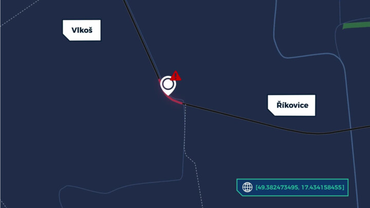 Oblouk na silnici III. třídy u Říkovic na Přerovsku dělá řidičům problémy za mokra