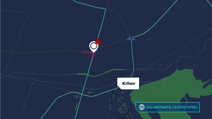 Na dvojici křižovatek u Krhova řidiči bourají při vjezdu i odbočování