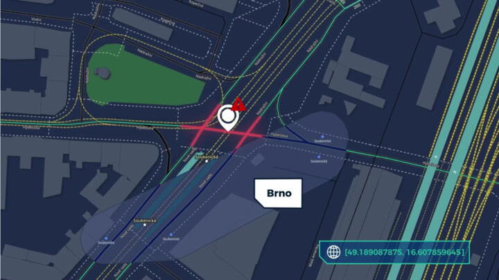 Křižovatka nedaleko brněnského hlavního nádraží mate řidiče