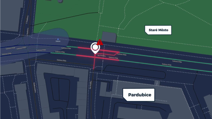 Křižovatka v Pardubicích nepřeje chodcům, problémem jsou dlouhé přechody i intenzita dopravy
