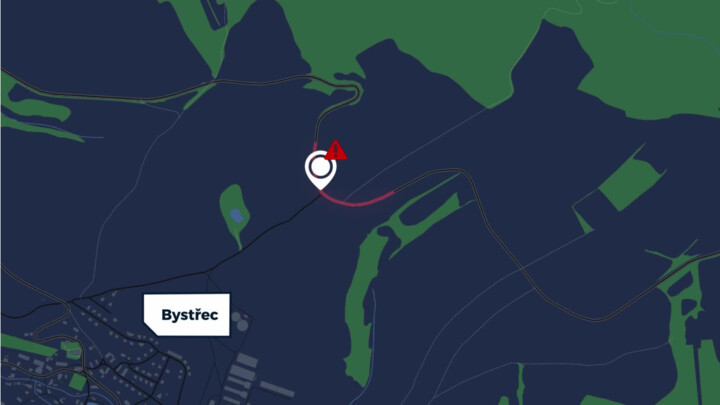 Řidiči si neumí poradit s dlouhým směrovým obloukem u obce Bystřec, co na to odborníci?