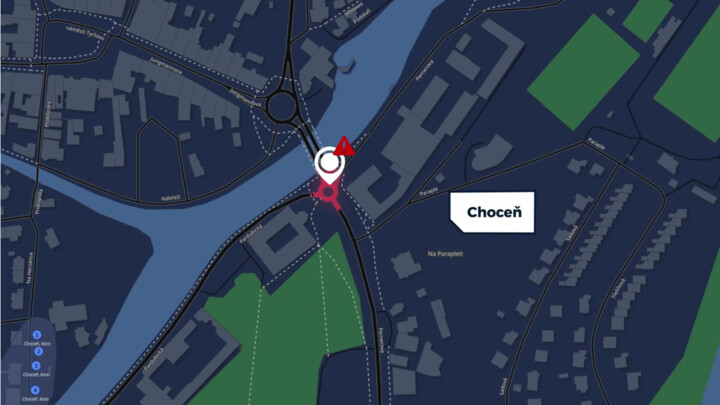 Cyklisté zmatkují na okružní křižovatce v Chocni, chybí zde důrazné značení