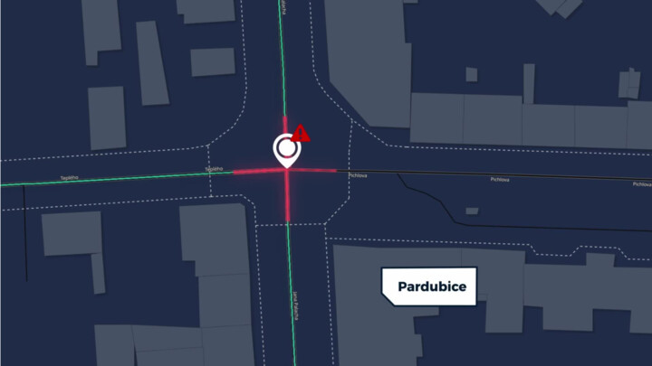 Světelné řízení křižovatky v Pardubicích se na noc vypíná a řidiči si s ní pak neporadí