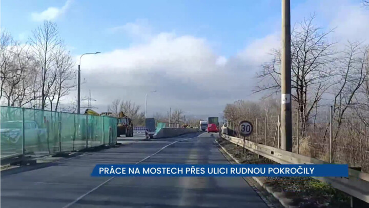 Práce na mostech přes ulici Rudnou pokročily
