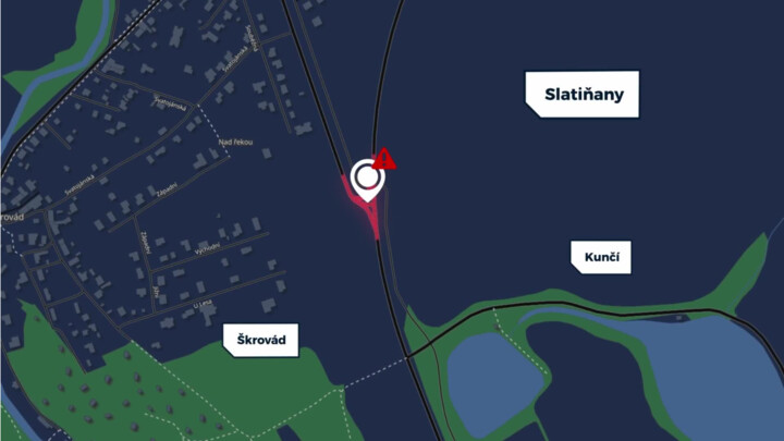 Na křižovatce na obchvatu Slatiňan řidiči často bourají, na místě byl instalován ukazatel rychlosti