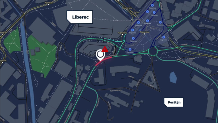 Lokalita okolo parkovacího domu v centru Liberce dělá řidičům i chodcům problémy, co na to odborníci?