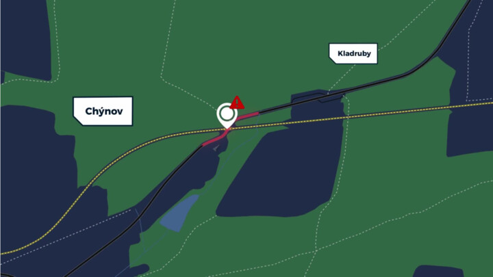 Podjezd pod tratí u Chýnova dělá řidičům vážné problémy, v budoucnu tu pomůže stavba obchvatu