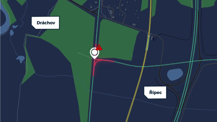 Řidiči bourají na křižovatce u Řípce, může za to nestandardní přednost v jízdě