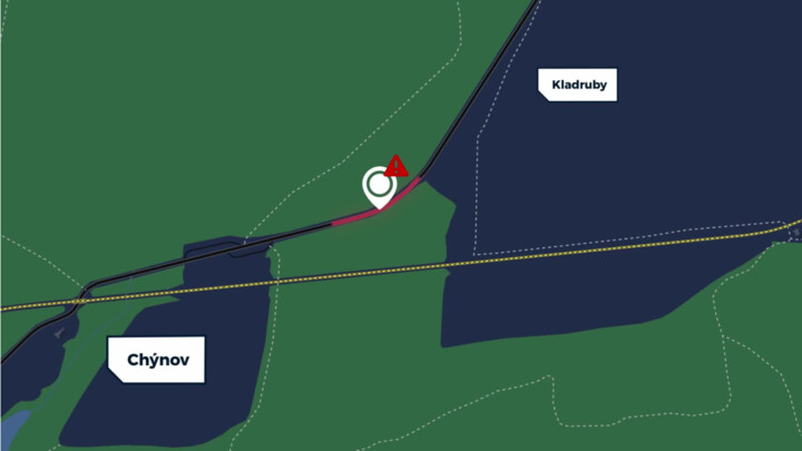 Řidiči mají problém vjet z vyhřátého asfaltu do vlhkého lesa u Chýnova, pomůže protismykový nátěr?