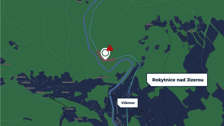 Úsek silnice I/14 nedaleko Vilémova v Libereckém kraji dělá řidičům potíže. Proč zde bourají?
