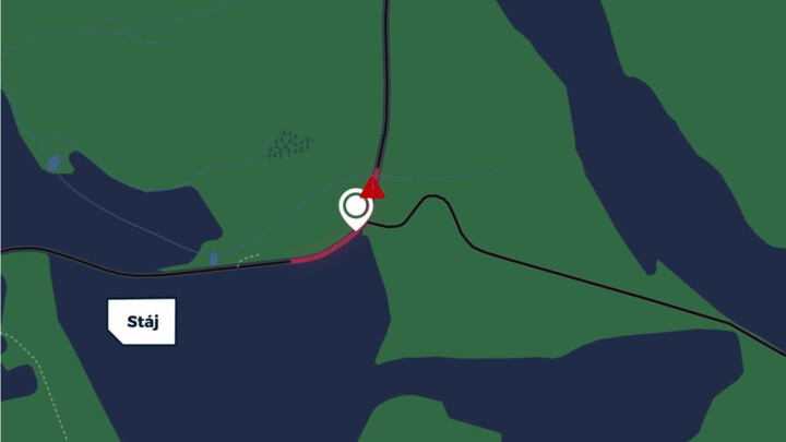Úzká silnice, ostrá zatáčka a změna způsobu posypu - kombinace trápící řidiče u obce Stáj