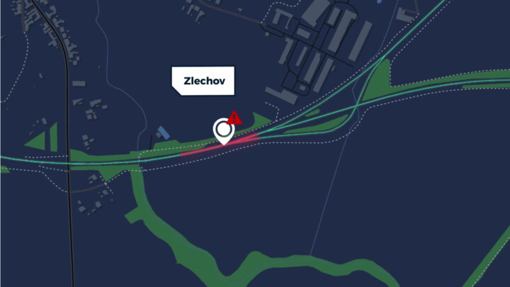 Na mimoúrovňové křižovatce u Zlechova řidiči nezvládají odhadnout rychlost, problémem je taky přerostlá zeleň