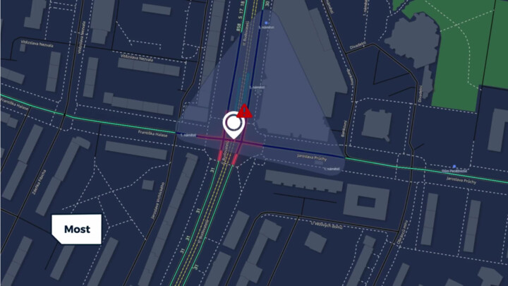 Na křižovatce v Mostě řidiči nezvládají složitou dopravní situaci