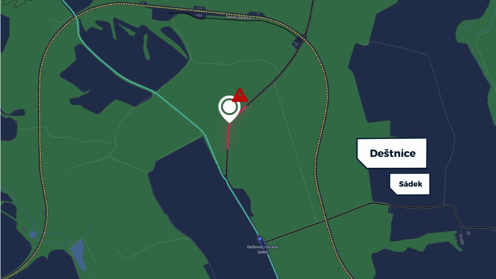 Směrový oblouk v lesním úseku nedaleko obce Deštnice, řidiči zde často bourají za mokra