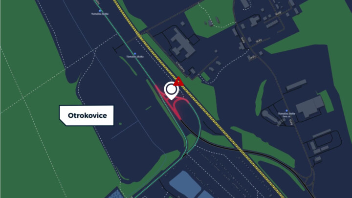 Zeleň a ostrá větev mimoúrovňové křižovatky v Otrokovicích brání řidičům v rozhledu