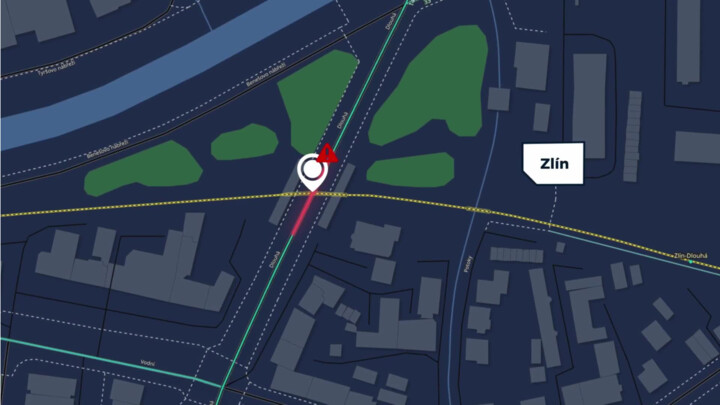 Nákladní vozidla ohrožují trakční vedení v podjezdu ve Zlíně, čeká se na zvýšení průjezdního profilu