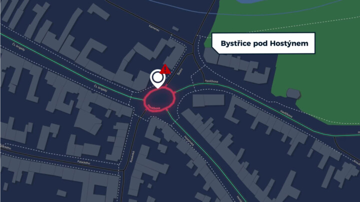 Okružní křižovatka v Bystřici pod Hostýnem je nebezpečná hlavně pro cyklisty, intenzita dopravy tu ale brzy klesne