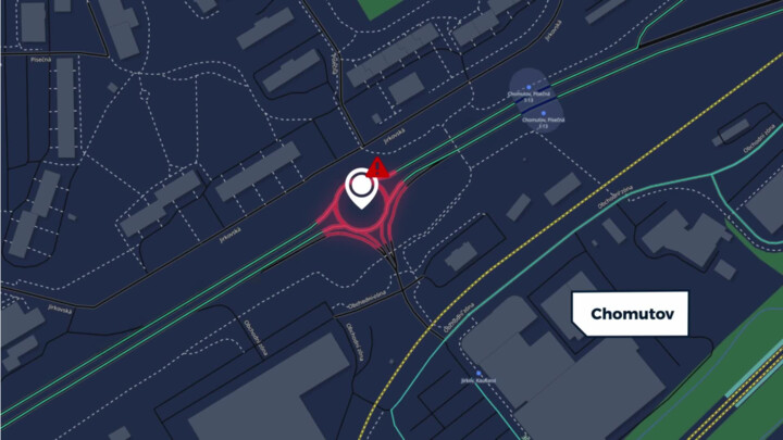 Noční nehody na okružní křižovatce v obci Otvice, proč zde řidiči bourají?