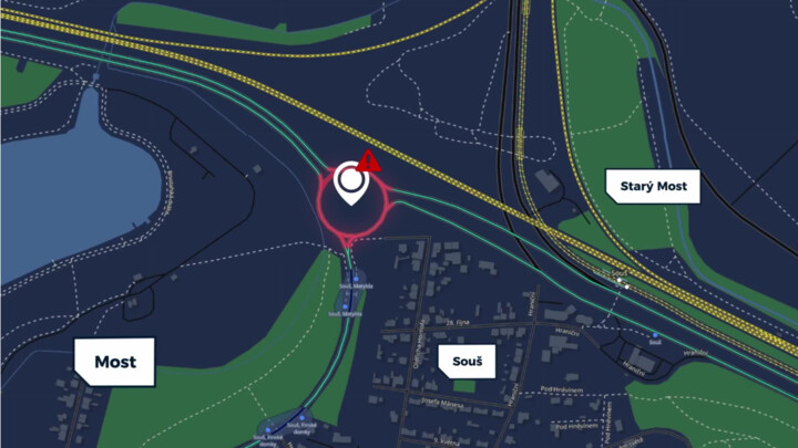 Křižovatka v Mostě zaujala odborníky, řidiči tam končí ve středovém ostrově