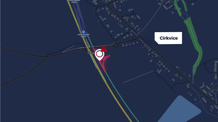 Pozor na neobvyklé rozvržení křižovatky u Církvice, řidiči tu mají omezený rozhled