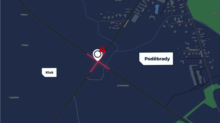 Rychlost a nedodržování značení způsobuje nehody na křižovatce u Kluku, pomohl by radar?